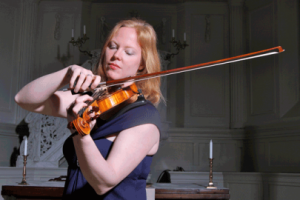 Oude kerk van Rotterdam met violist Alisa van Dijk