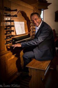 Martin Mans improviseert graag op het orgel