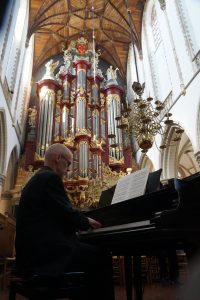 Arjan Breukhoven op de vleugel in Haarlem