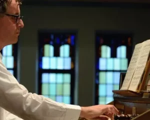 Bram Brandemann geeft een orgelconcert vanuit de Buitenkerk te Kampen